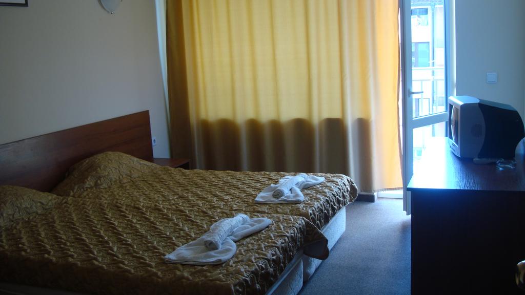 Лято 2019 в Несебър. Нощувка на човек в хотел Сандор - Снимка 5