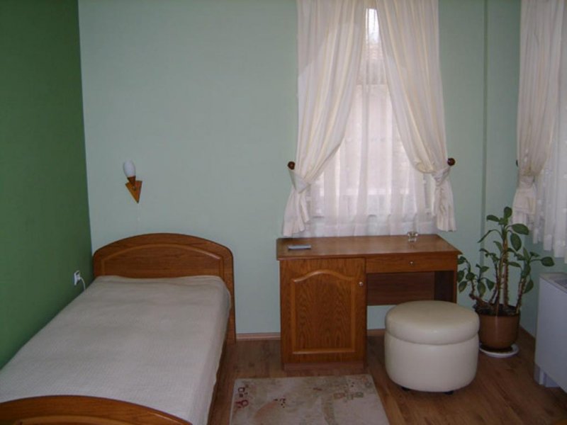 Семеен хотел Изгрев - Снимка 1