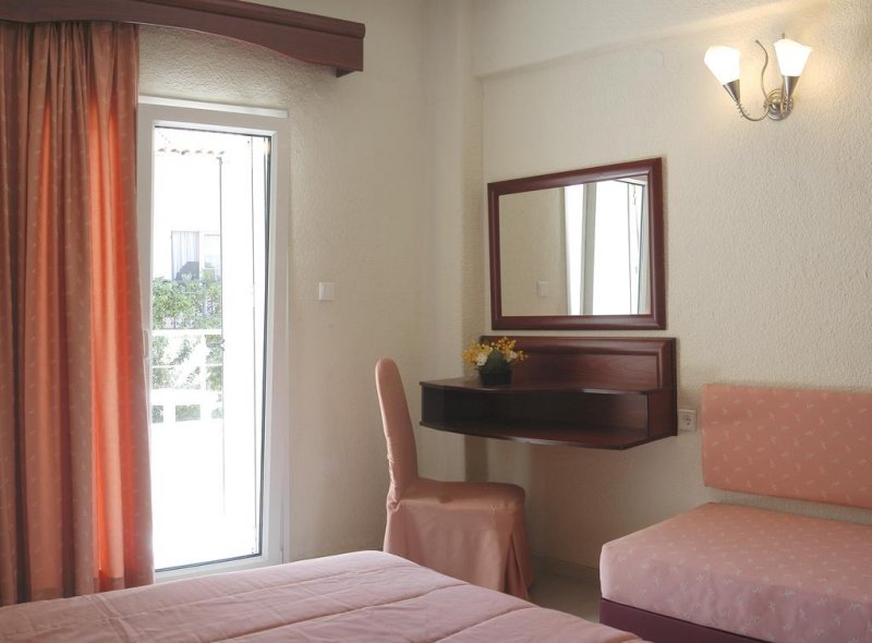 Loutra Beach Hotel - Снимка 3