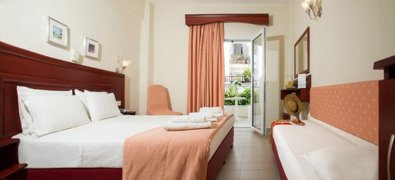 Loutra Beach Hotel - Снимка 1