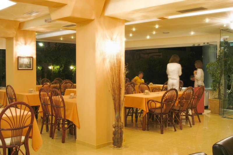 Loutra Beach Hotel - Снимка 11