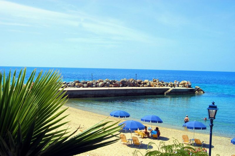 Loutra Beach Hotel - Снимка 7