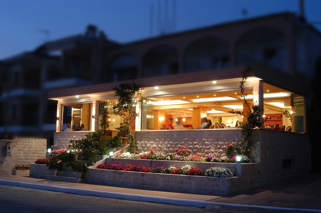 Last minute: 5 нощувки със закуски и вечери в хотел Loutra Beach 3*, Халкидики, Гърция през Септември! - Снимка 31