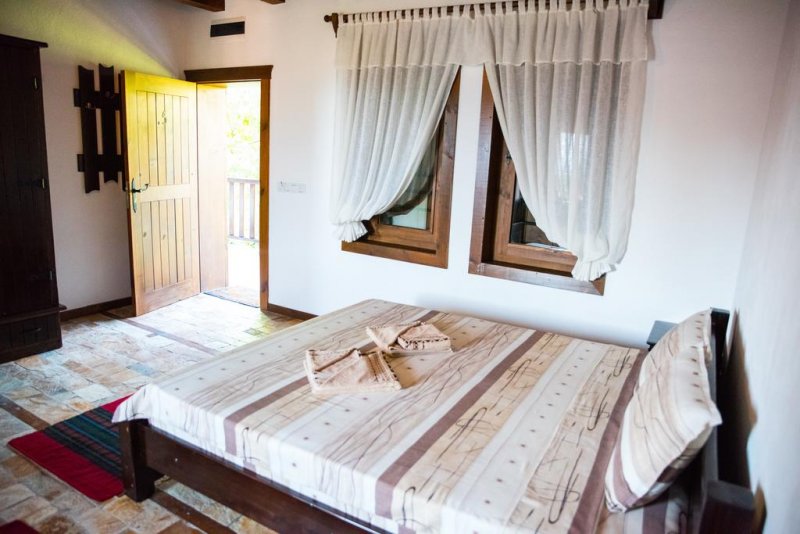 Комплекс Династия – Механа и стаи за гости - Снимка 4