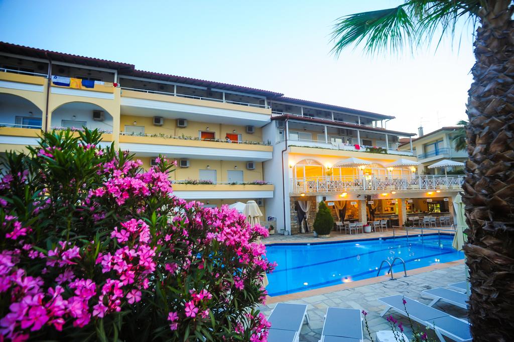 Ранни записвания: 5 нощувки със закуски и вечери в хотел Tropical 3*, Халкидики, Гърция през Май и Юни! - Снимка 