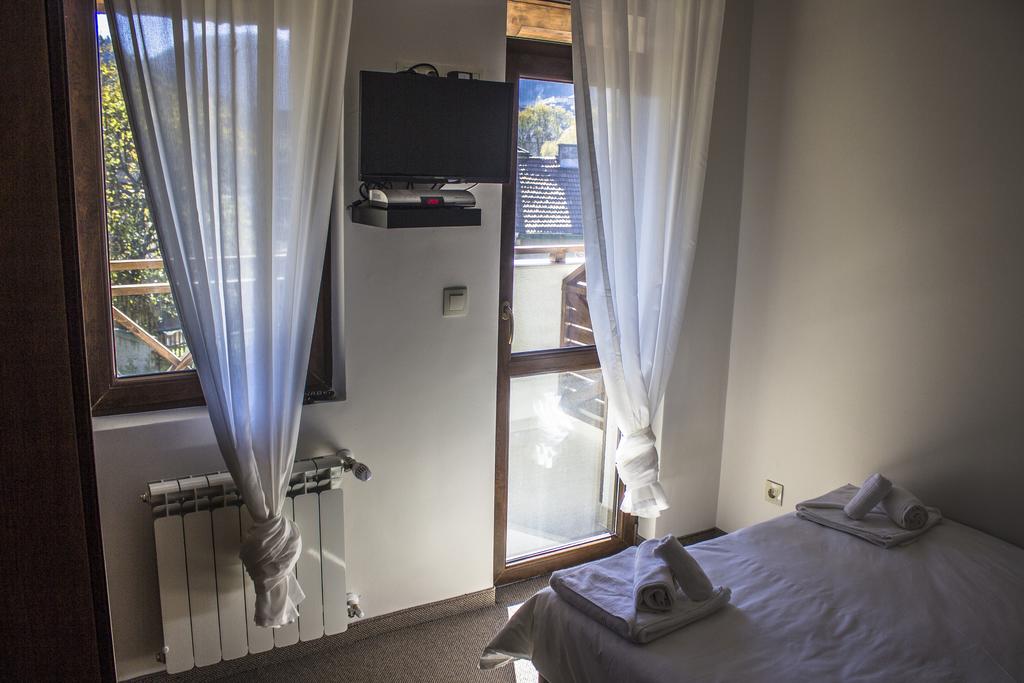 Нощувка със закуска + сауна, парна баня и джакузи в Хотел Триград - Снимка 15
