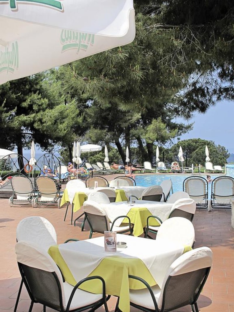 Lesse Hotel - Снимка 2