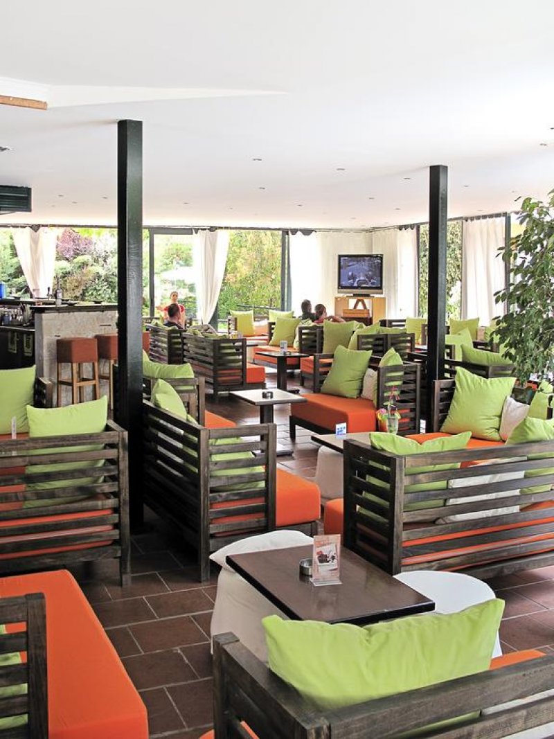 Lesse Hotel - Снимка 1