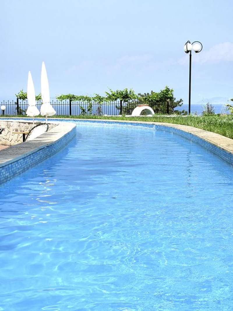 Lesse Hotel - Снимка 1