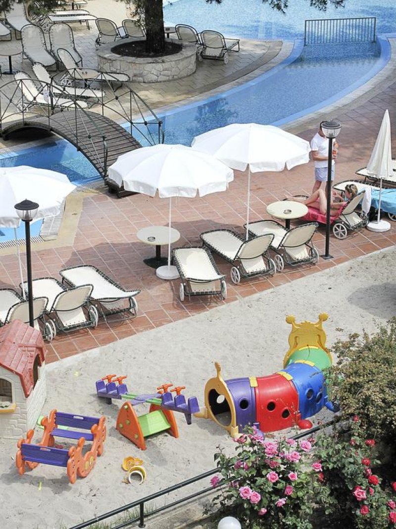 Lesse Hotel - Снимка 2