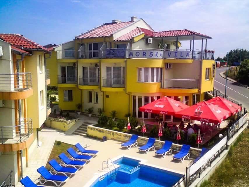 Цяло лято в Созопол на 150м. от плажа! 5 нощувки за 2-ма с 2 деца или 3-ма + басейн, шезлонг и чадър в семеен хотел Морска Вила - Снимка 