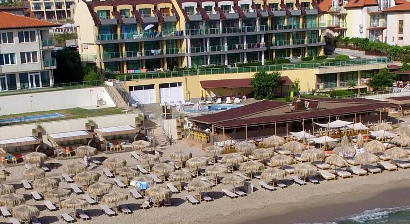 Цяло лято в Созопол на 150м. от плажа! 5 нощувки за 2-ма с 2 деца или 3-ма + басейн, шезлонг и чадър в семеен хотел Морска Вила - Снимка 1