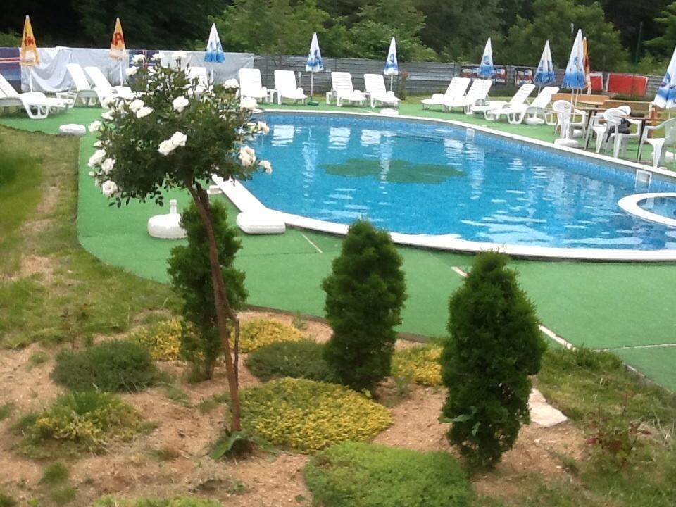 Август и Септември в Хисаря! Нощувка на човек + външен басейн и джакузи с минерална вода в СПА Комплекс Детелина - Снимка 23