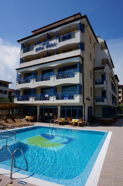 Море в Слънчев бряг! Нощувка със закуска + отопляем външен басейн в хотел Бора Бора - на 30 м. от плажа - Снимка 