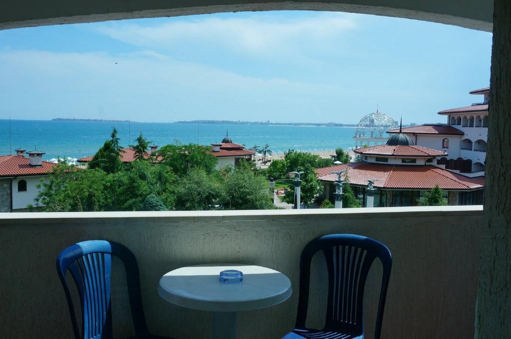 Море в Слънчев бряг! Нощувка със закуска + отопляем външен басейн в хотел Бора Бора - на 30 м. от плажа - Снимка 21