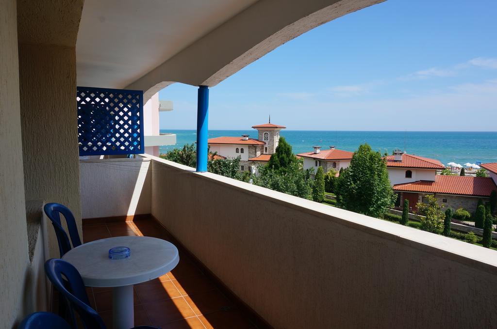 Море в Слънчев бряг! Нощувка със закуска + отопляем външен басейн в хотел Бора Бора - на 30 м. от плажа - Снимка 1