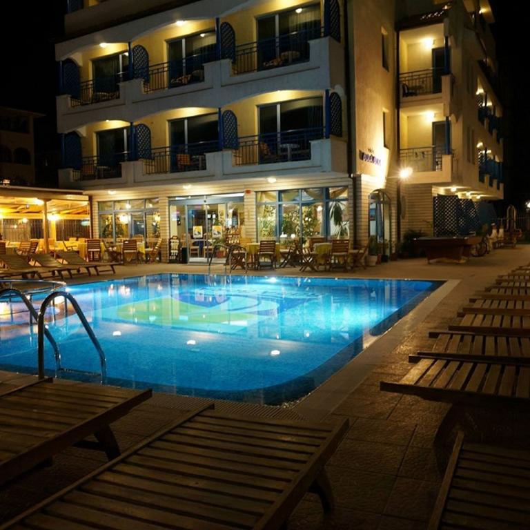 Море в Слънчев бряг! Нощувка със закуска + отопляем външен басейн в хотел Бора Бора - на 30 м. от плажа - Снимка 3