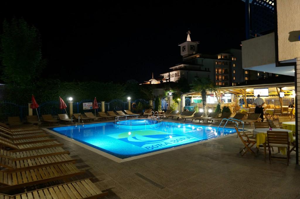 Море в Слънчев бряг! Нощувка със закуска + отопляем външен басейн в хотел Бора Бора - на 30 м. от плажа - Снимка 32