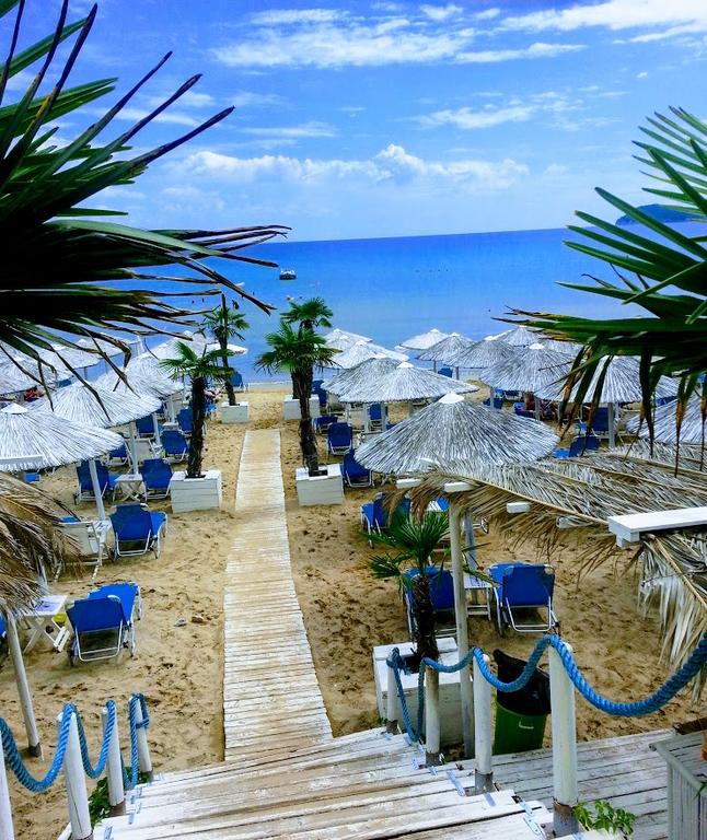 Юни на 40м. от плажа в Кавала, Гърция! Нощувка със закуска на човек + частен плаж, чадър и шезлонг във Вила Николас! - Снимка 10
