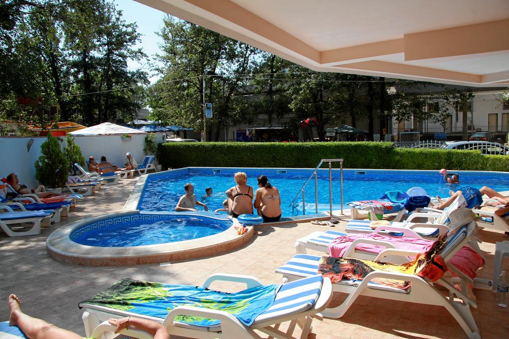 Цяло лято в Китен на 50м. от Атлиман! Нощувка със закуска и вечеря + басейн в хотел Лотос - Снимка 8