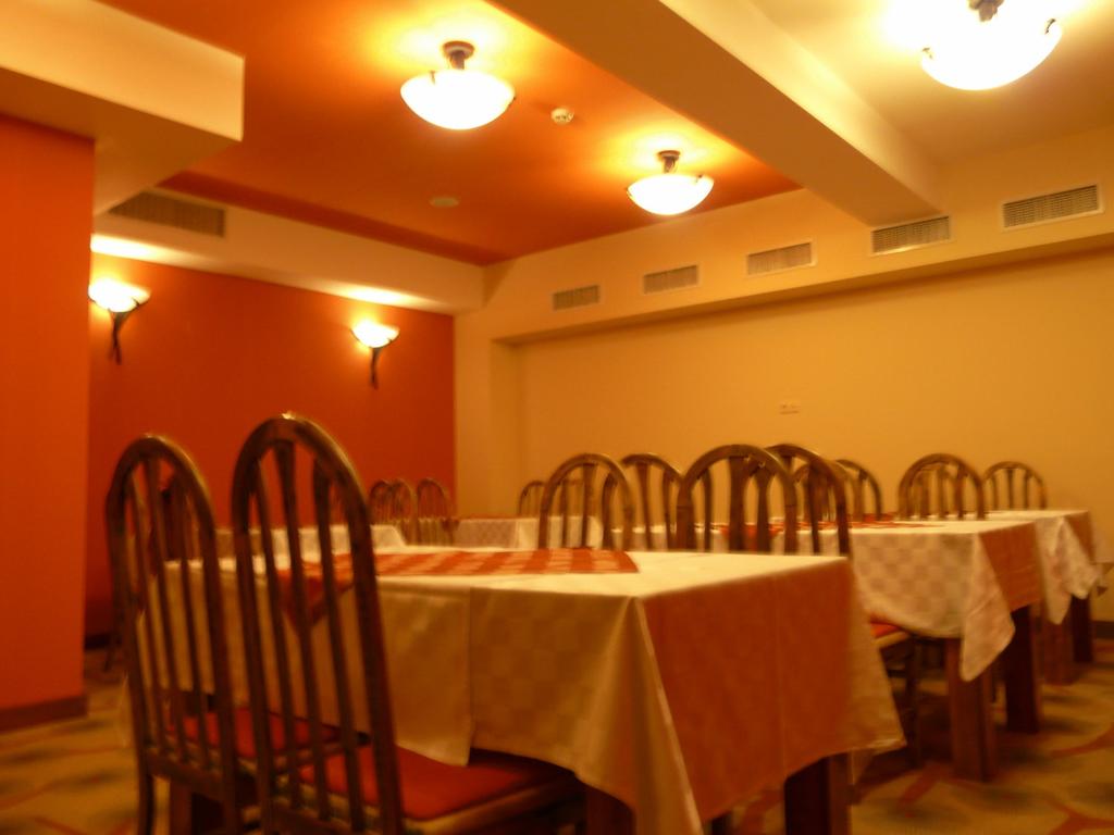Нощувка, закуска и вечеря + релакс зона и басейн на ТОП ЦЕНИ  в хотел Бор, Семково - Снимка 20