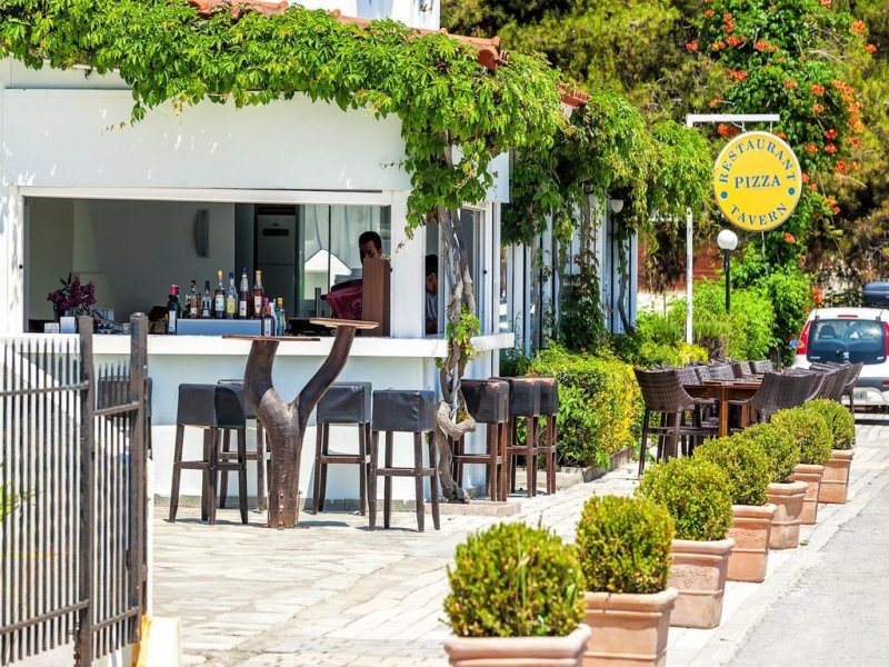 Dolphin Beach Hotel - Снимка 11