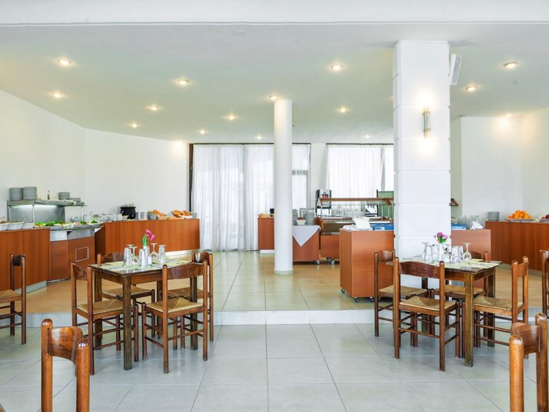 Dolphin Beach Hotel - Снимка 4