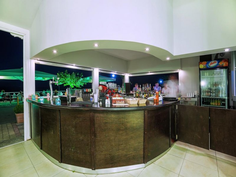 Dolphin Beach Hotel - Снимка 8
