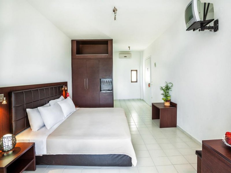 Dolphin Beach Hotel - Снимка 7