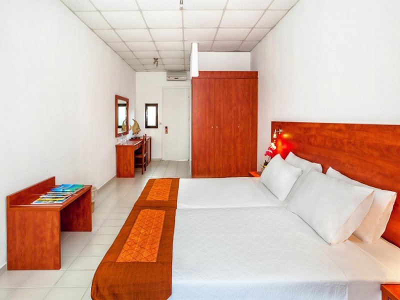 Dolphin Beach Hotel - Снимка 2