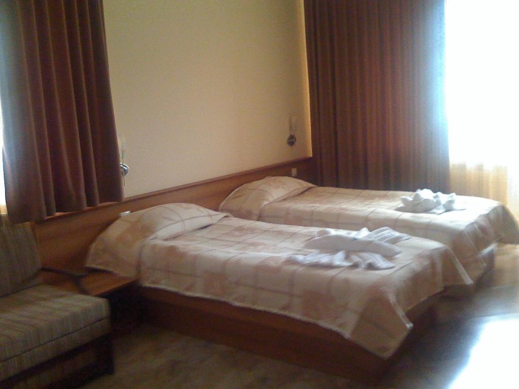 Нощувка със закуска на човек + сауна от Семеен хотел Йола, Чепеларе - Снимка 2