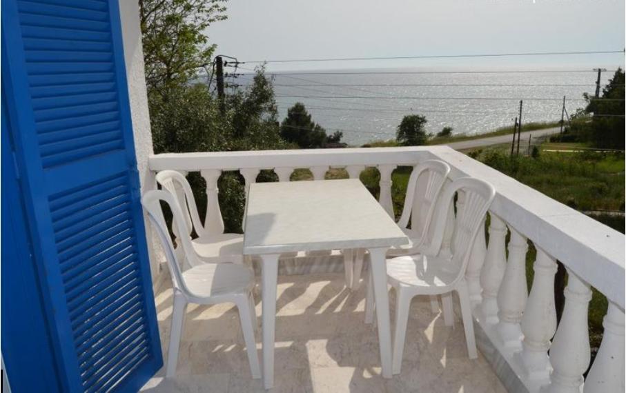 Късно лято на 20м. от морето в хотел Paraktio, Неа Каликратия, Гърция! Нощувка в студио за двама, трима или четирима - Снимка 16