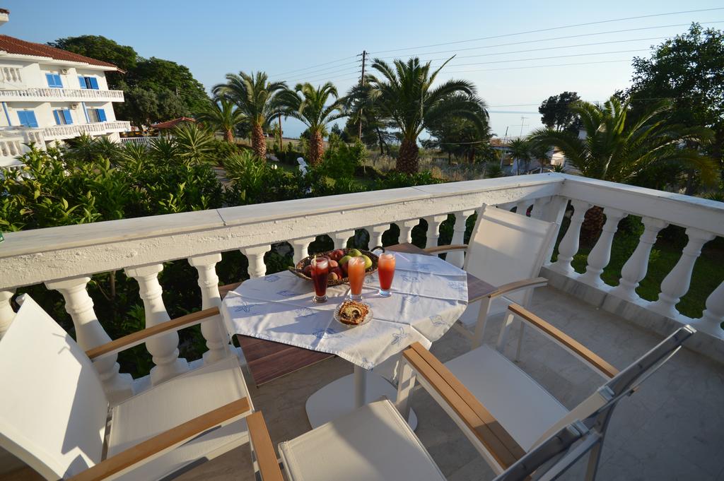 Късно лято на 20м. от морето в хотел Paraktio, Неа Каликратия, Гърция! Нощувка в студио за двама, трима или четирима - Снимка 20
