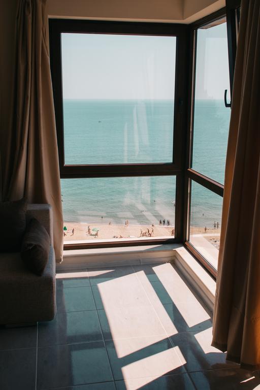 ПЪРВА линия в Обзор! Нощувка на човек със закуска, обяд и вечеря в хотел Морето! БОНУС: чадър и шезлонг на плажа - Снимка 1