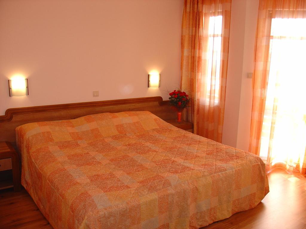 Нощувка на човек в двойна стая или апартамент от хотел Свети Никола, Несебър - Снимка 8