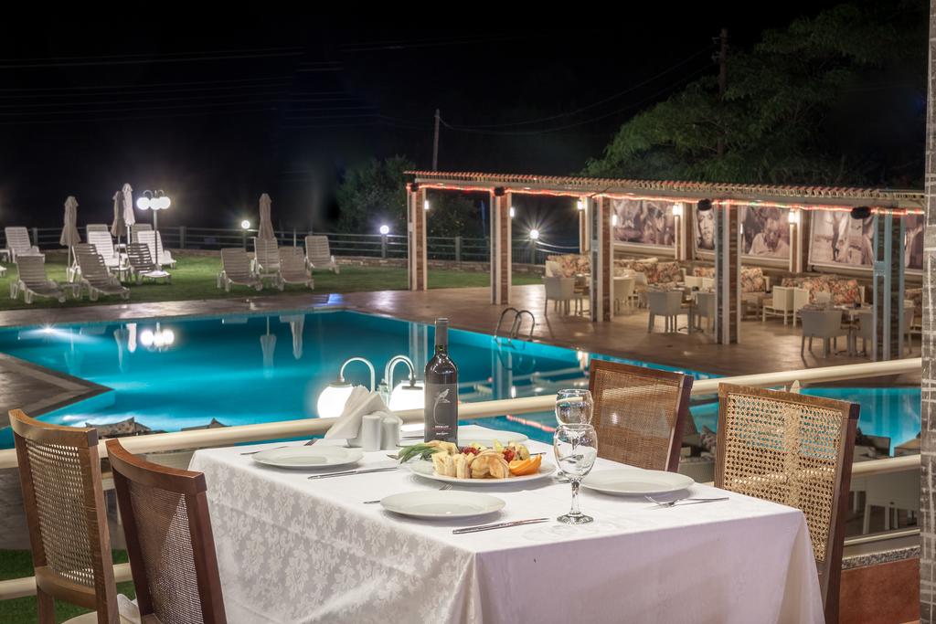 Ранни записвания за море в Гърция 2020г.! Нощувка на човек в къщичка със закуска и вечеря +с включени напитки + 2 басейна и анимация от хотел FilosXenia Ismaros**** в Марония, Комотини - Снимка 3