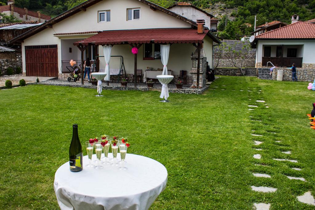 Къщи за 5, 9 или 14 човека с басейн, барбекю и много удобства от Вили Извора с. Господинци, край Банско - Снимка 37