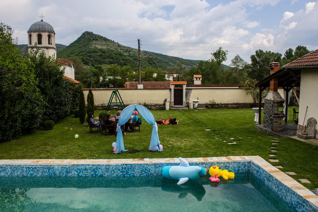 Къщи за 5, 9 или 14 човека с басейн, барбекю и много удобства от Вили Извора с. Господинци, край Банско - Снимка 35