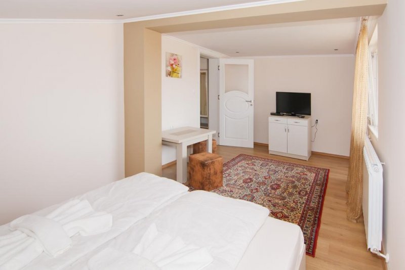 Семеен хотел Четири сезона - Снимка 3