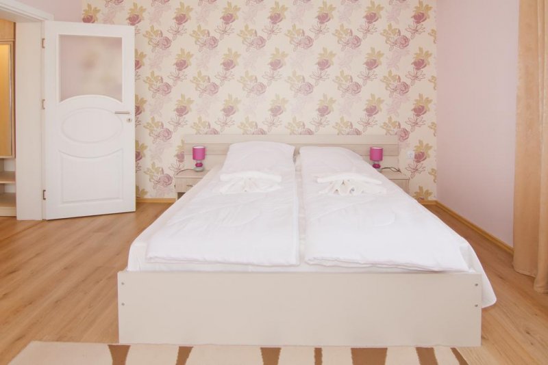 Семеен хотел Четири сезона - Снимка 1