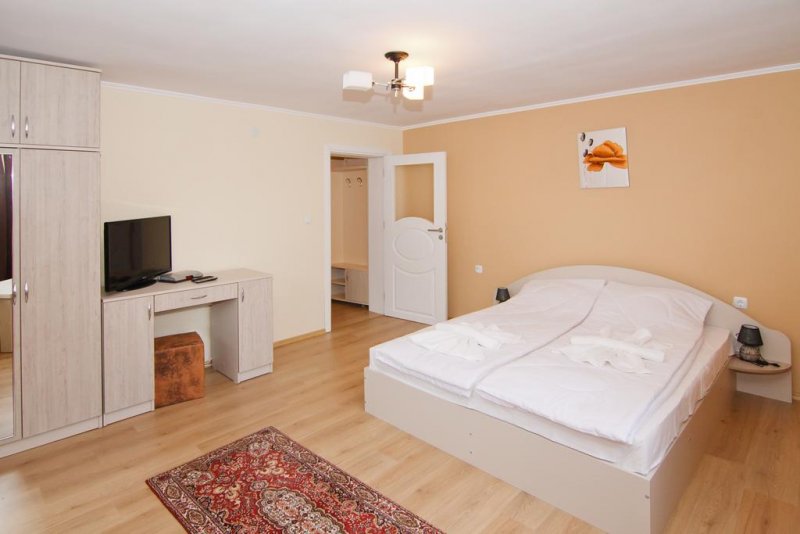 Семеен хотел Четири сезона - Снимка 1