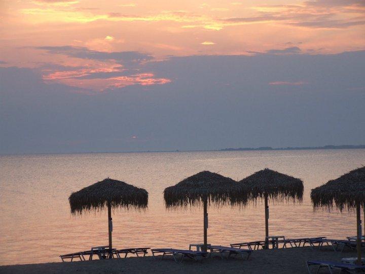 Септемврийска почивка за ДВАМА на първа линия в Неа Ираклия! Нощувка + шезлонг на плажа от хотел Filoxenia Халкидики, Гърция! - Снимка 29