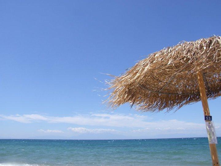 Септемврийска почивка за ДВАМА на първа линия в Неа Ираклия! Нощувка + шезлонг на плажа от хотел Filoxenia Халкидики, Гърция! - Снимка 13