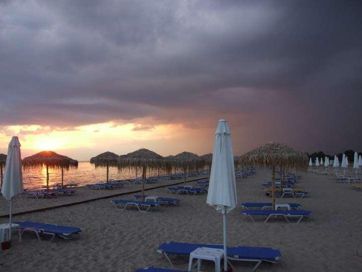 Септемврийска почивка за ДВАМА на първа линия в Неа Ираклия! Нощувка + шезлонг на плажа от хотел Filoxenia Халкидики, Гърция! - Снимка 25