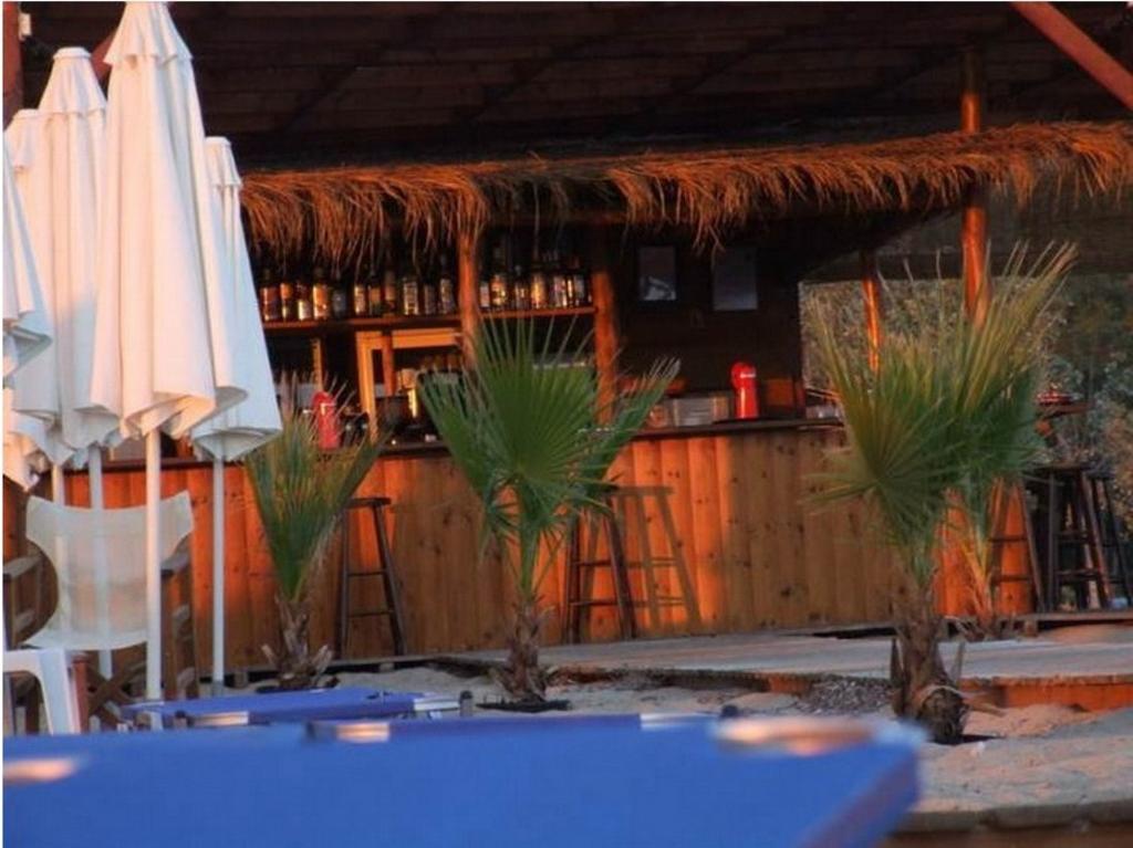 Септемврийска почивка за ДВАМА на първа линия в Неа Ираклия! Нощувка + шезлонг на плажа от хотел Filoxenia Халкидики, Гърция! - Снимка 34
