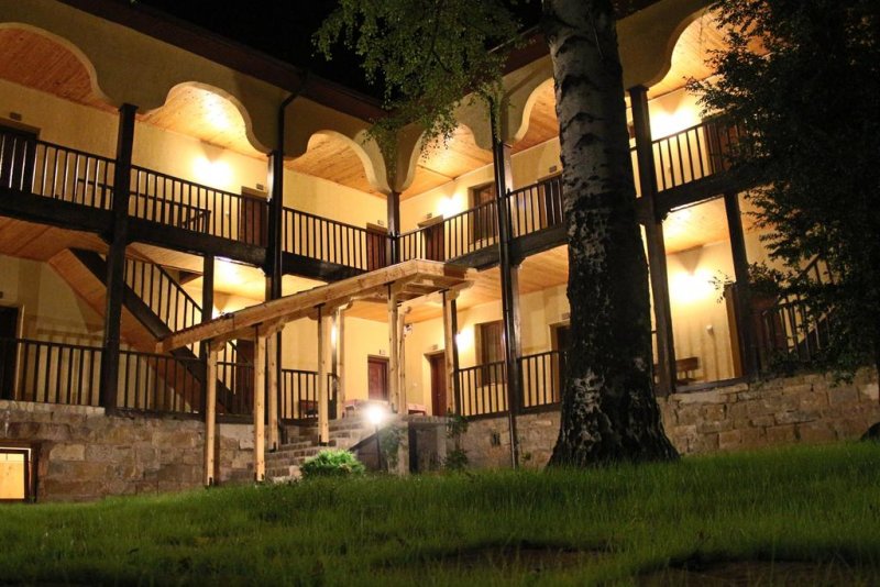 Комплекс Под Чардака - Снимка 0