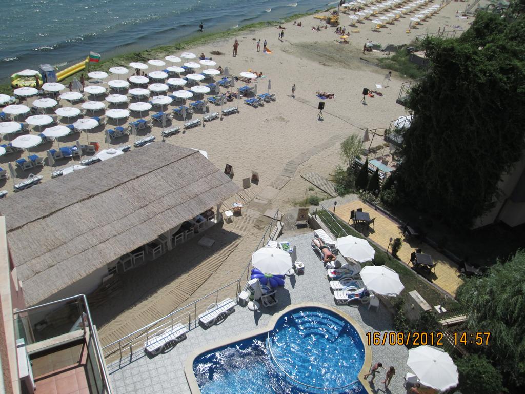 ПЪРВА линия и изглед към морето през май и юни в Слънчев Бряг. Нощувка в апартамент за 4 или 6 човека + басейн, шезлонг и чадър в Хотел Съни Бей - Снимка 3