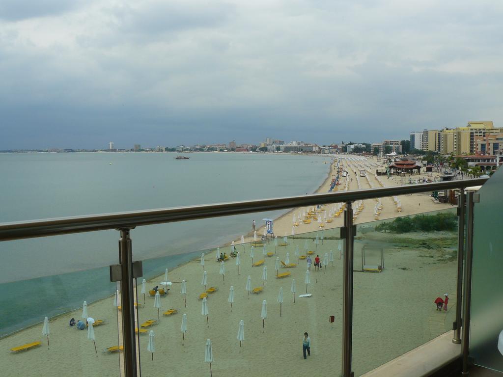 ПЪРВА линия и изглед към морето през май и юни в Слънчев Бряг. Нощувка в апартамент за 4 или 6 човека + басейн, шезлонг и чадър в Хотел Съни Бей - Снимка 4