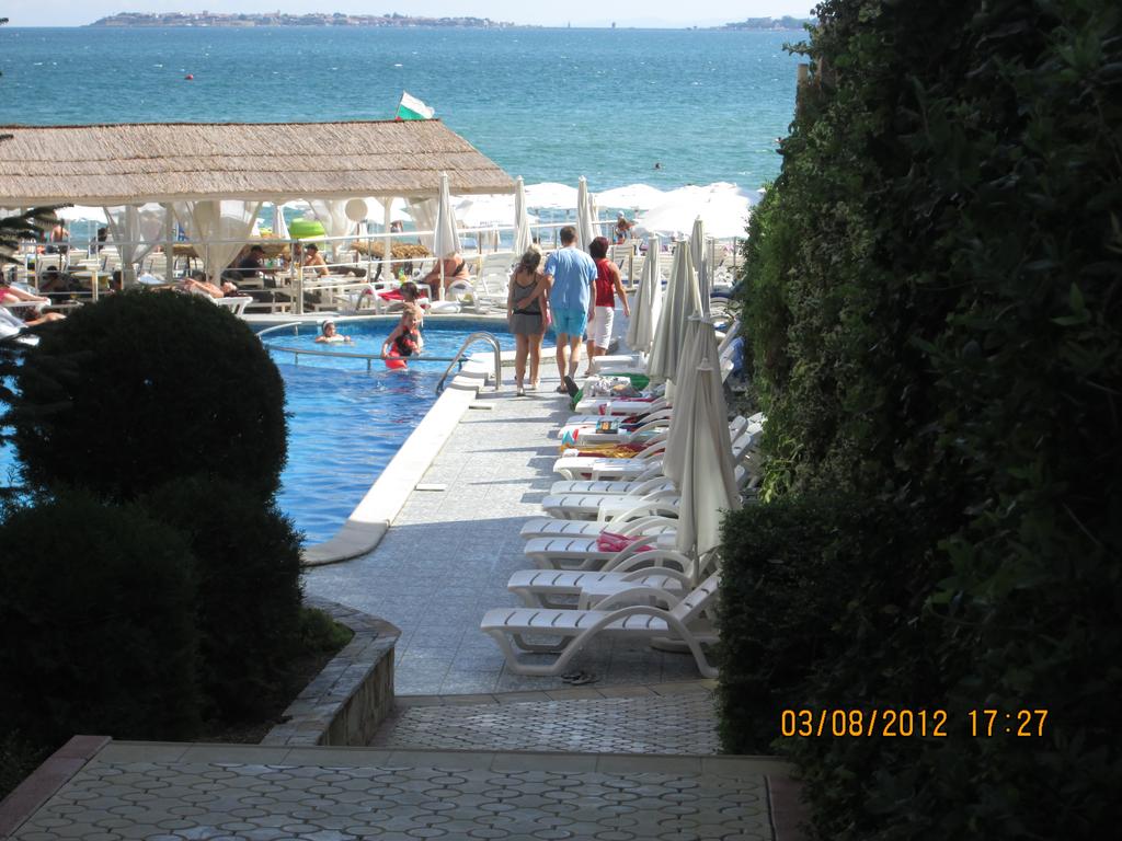 ПЪРВА линия и изглед към морето през май и юни в Слънчев Бряг. Нощувка в апартамент за 4 или 6 човека + басейн, шезлонг и чадър в Хотел Съни Бей - Снимка 17
