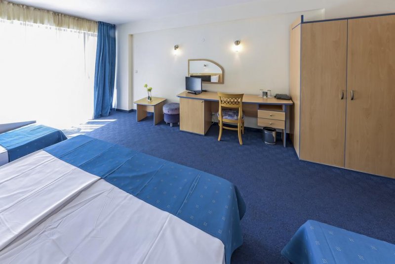 Хотел Холидей Парк - Снимка 1